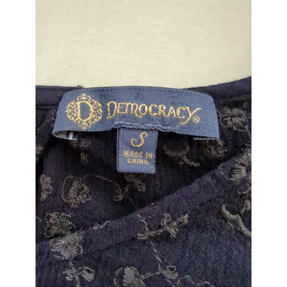 Democracy Embroidered Short Sleeve Navy Blue Keyhole Back Top Women's Size S EUC - Picture 3 of 6